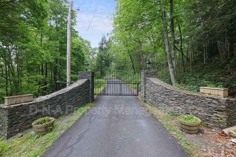 Mount Pocono House: 133 Montanesca Road