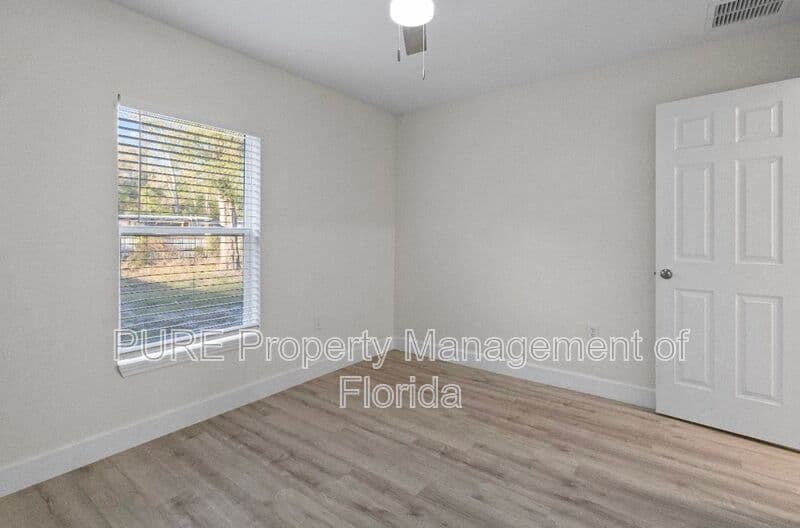 Ocala House: 11165 NW 7th Street