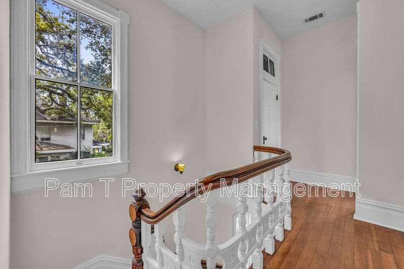 Savannah House: 201 W 37th St