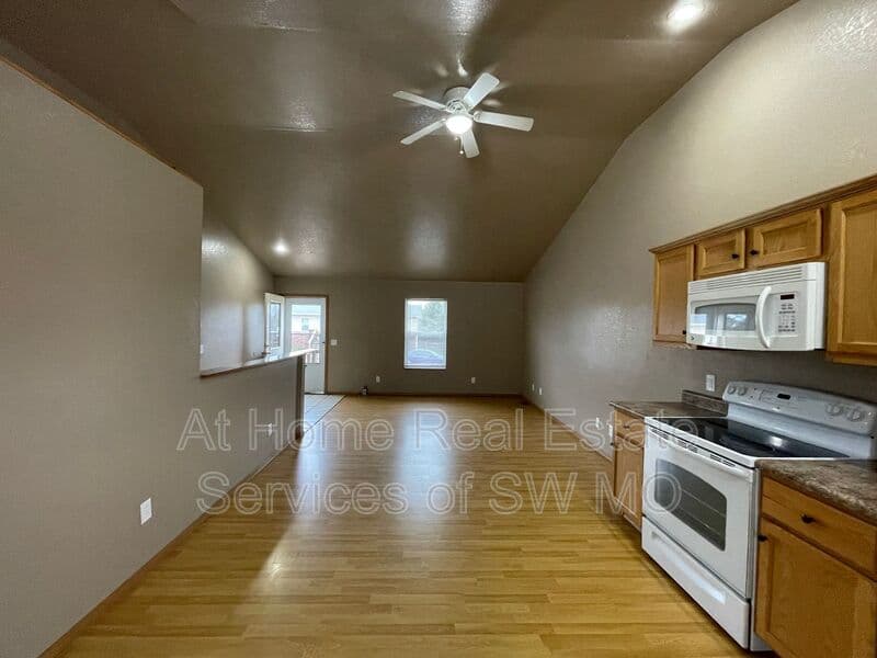 Nixa Townhome: 633 W Meadowview