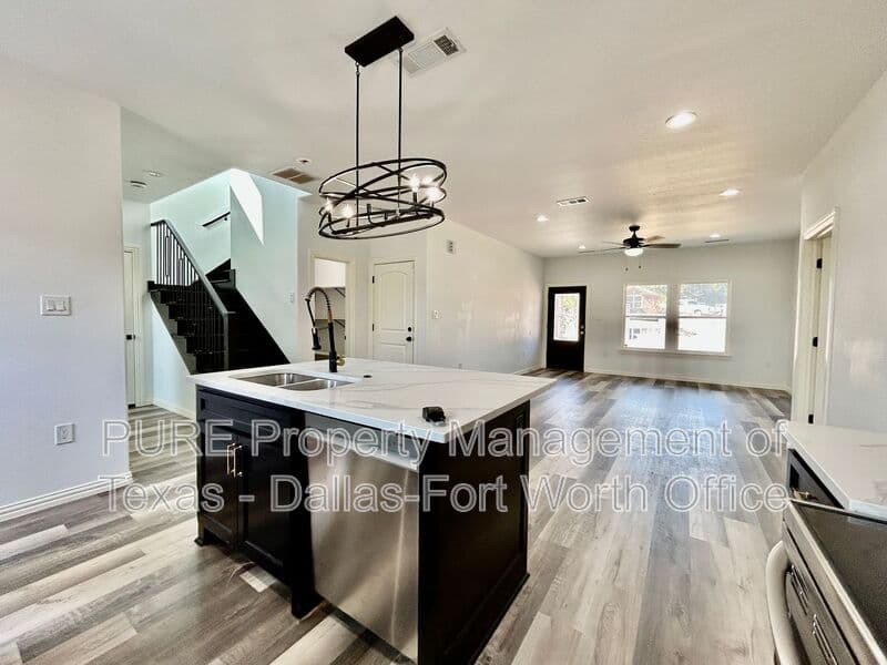 Granbury House: 915 Bobcat Trail