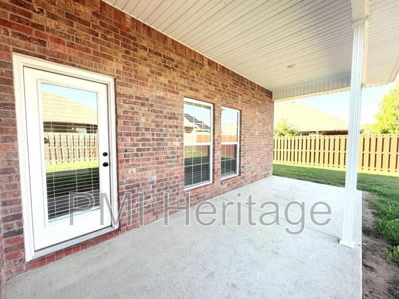 Pea Ridge House: 256 Hunt Street