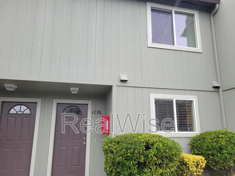Grants Pass Condo: 1876 NE Fairview Ave