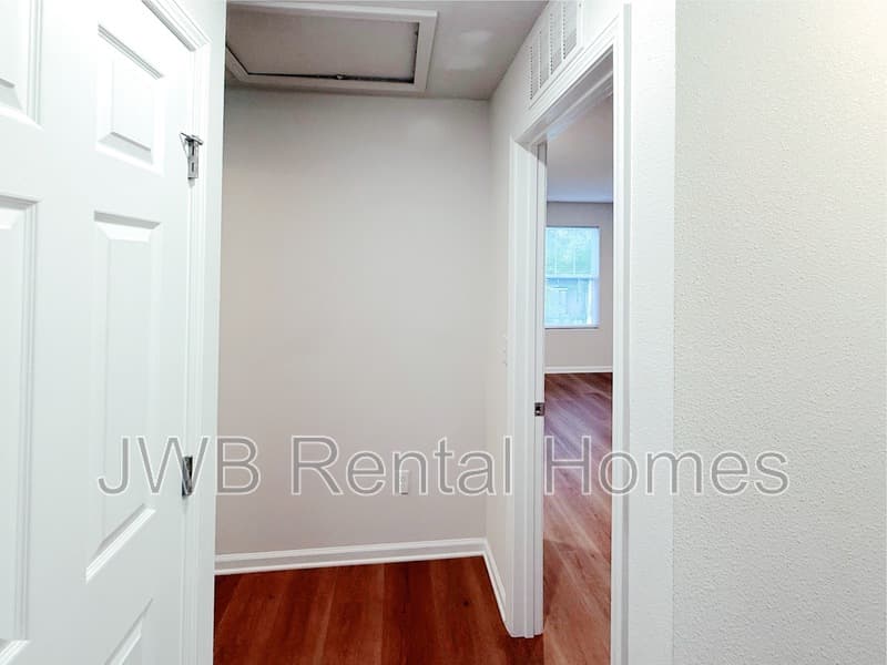 Jacksonville House: 2048 6th St W