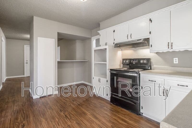 Edmond House: 208 W 5th Street