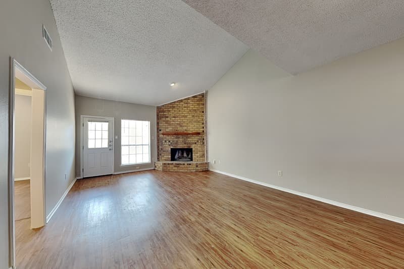 Rowlett House: 6206 Alissa Dr