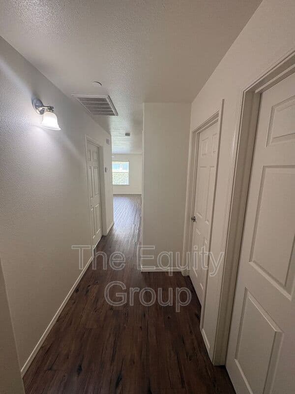 Tulare House: 2109 Bella Oaks Drive