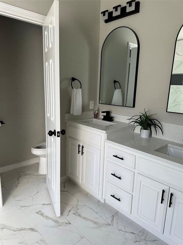 Lewisville House: 800 Pebble Ridge Dr