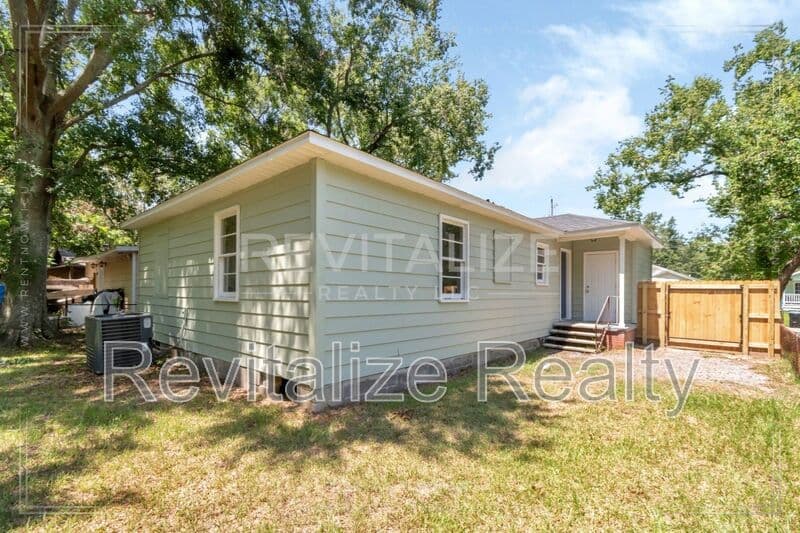 Chickasaw House: 253 10th Ave