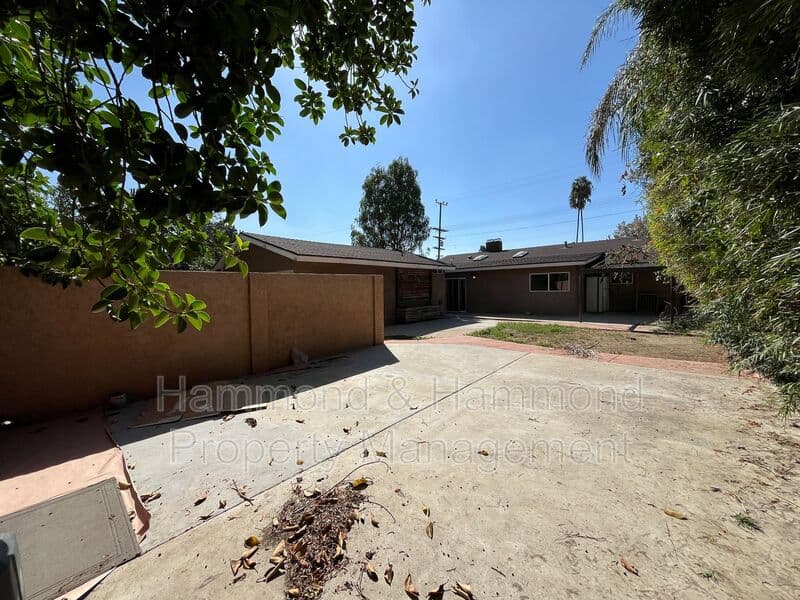 Granada Hills House: 16751 San Fernando Mission Blvd.