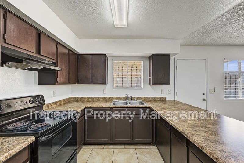 Phoenix House: 435 E Hidalgo Ave