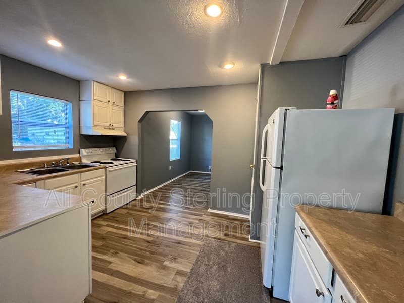 Lake City House: 727 SE Dade Street
