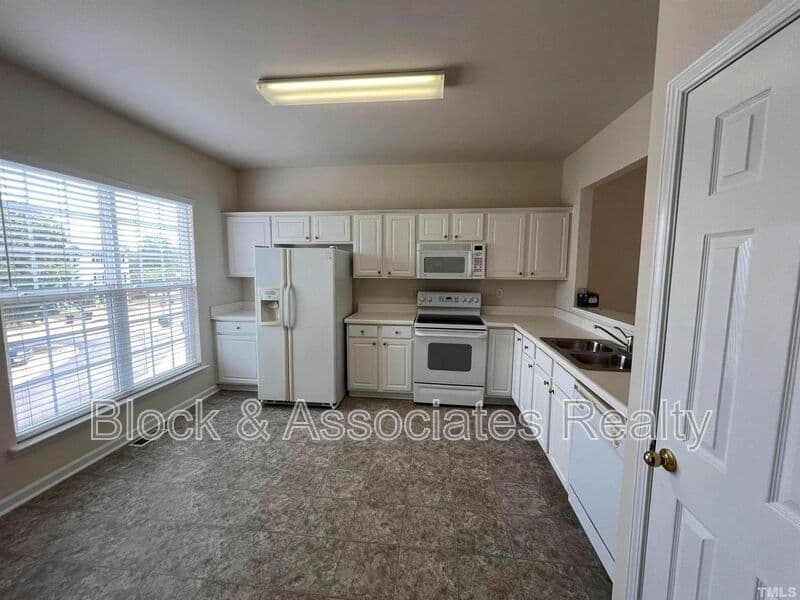 Morrisville House: 206 Great Ridge Court