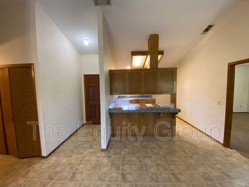 Visalia House: 1348 East Ferguson Court