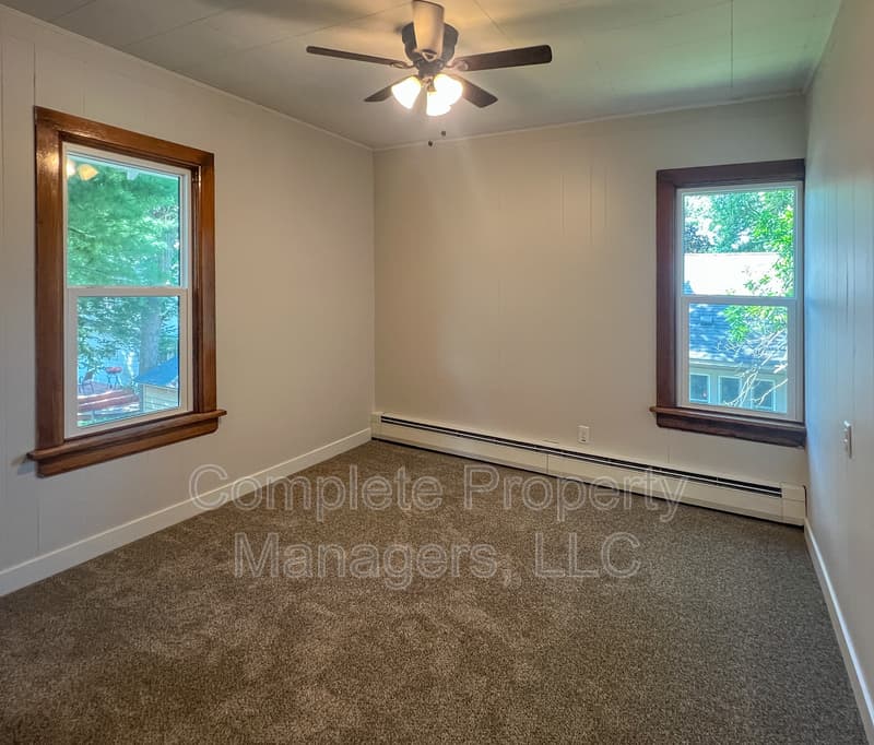 Albert Lea House: 711 Clausen Avenue