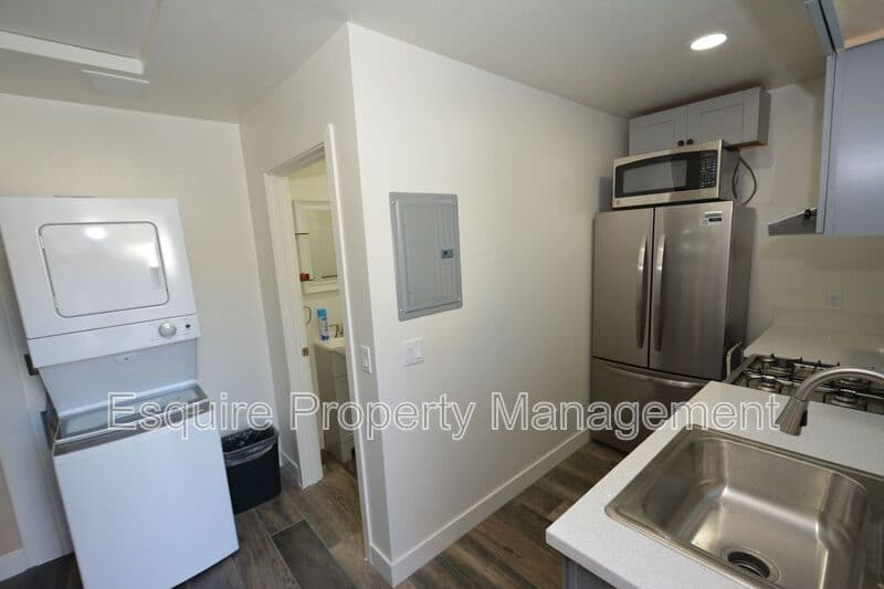 CAMARILLO House: 850 1/2 AILEEN ST