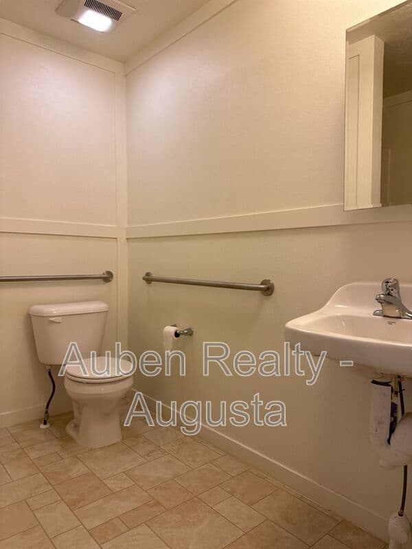 Wrens House: 309 Constitution Ave