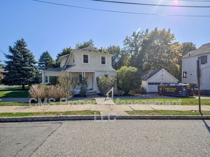 West Orange House: 14 Winding Way