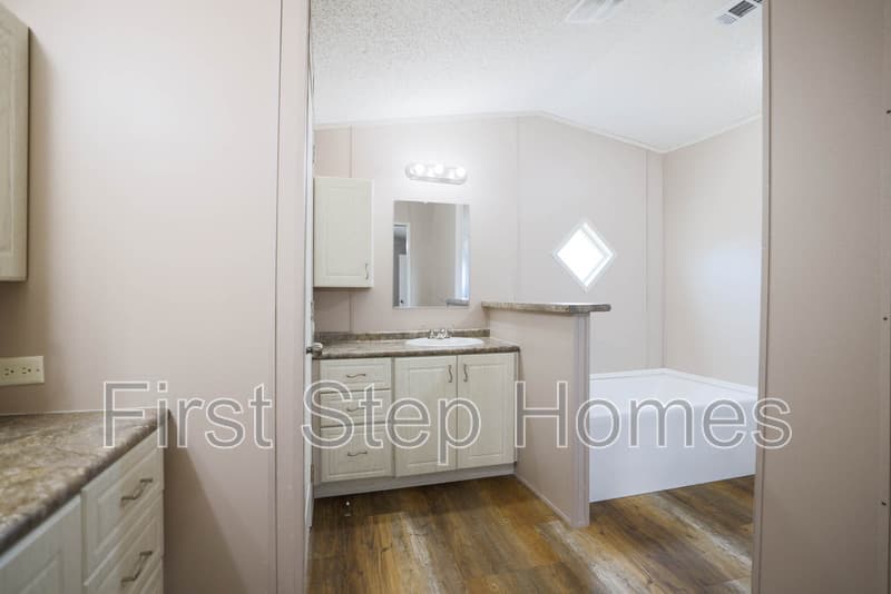 Tyler House: 1114 Tres Picos St