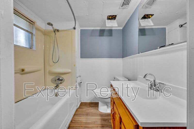 Bessemer House: 216 Meadowood Ave
