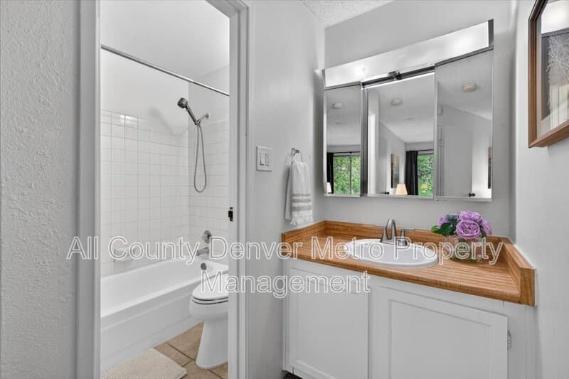 Golden Condo: 1400 Golden Circle