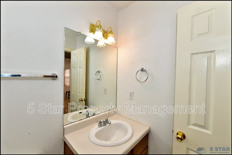 El Paso House: 14101 Koshare Ct