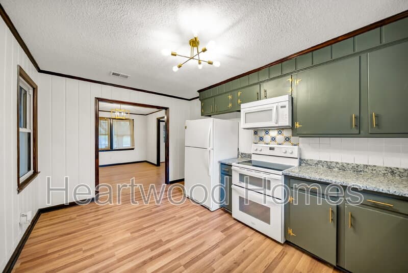 Columbia Condo: 1911 Cermack St