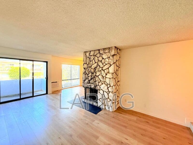 Los Angeles House: 1275 Barry Avenue