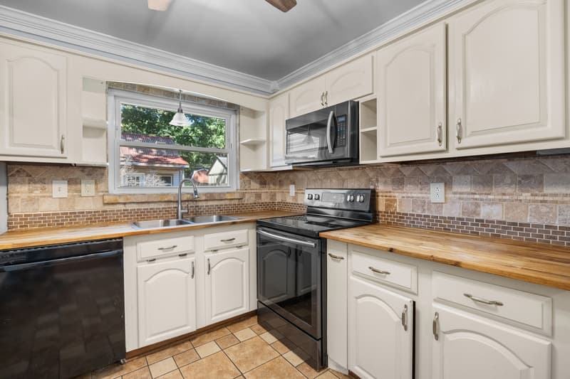 Chesapeake House: 1204 Fontana Avenue