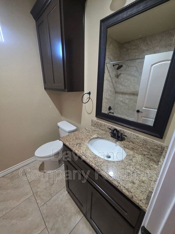 Midland House: 104 S Carver St