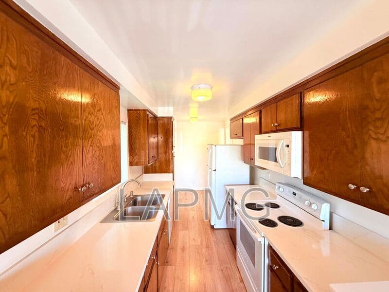 Los Angeles House: 1275 Barry Avenue