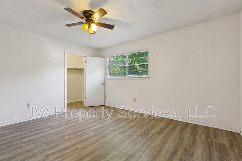 Metairie House: 2512-2514 Caswell Ln