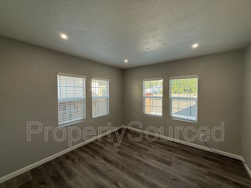 Manteca House: 807 W Yosemite