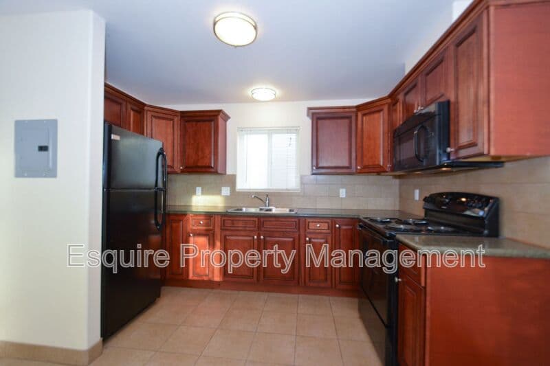 OXNARD Condo: 1263 S. OXNARD BLVD