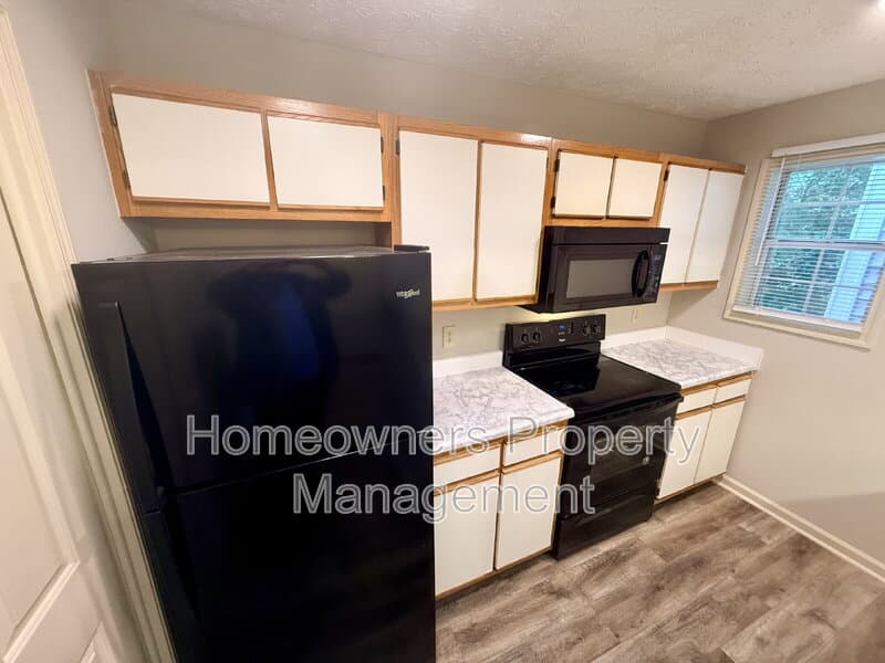 Fayetteville House: 325 Waterdown Dr