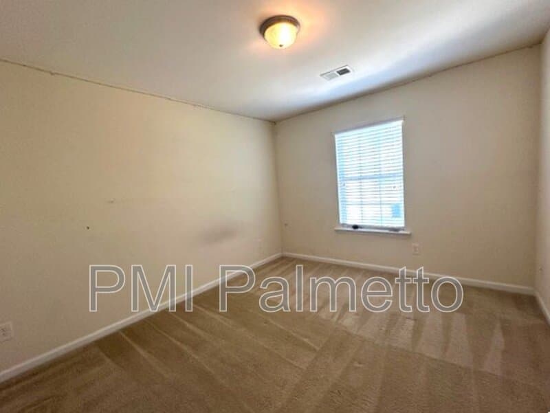 Columbia House: 414 Hawkeye Ct