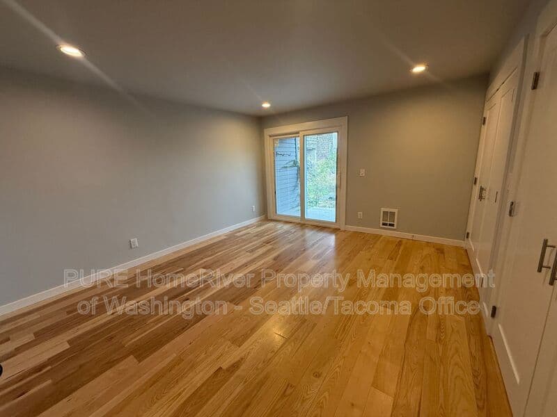 Renton Condo: 3306 Lake Washington Blvd N