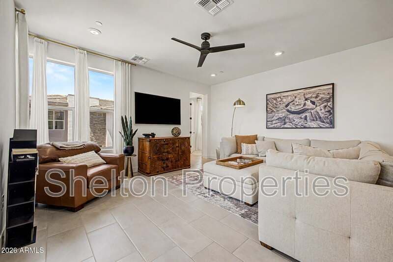 Phoenix Townhome: 2121 W Sonoran Desert Dr, Unit 124