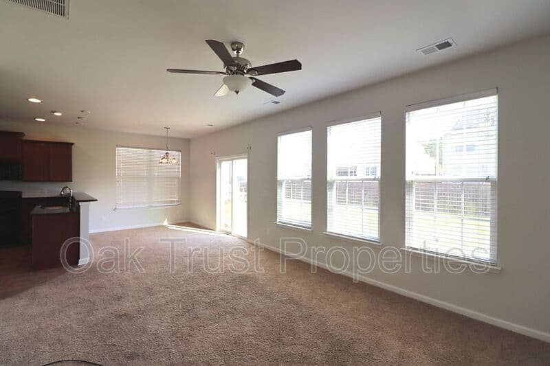 North Charleston House: 7716 Haywood Street
