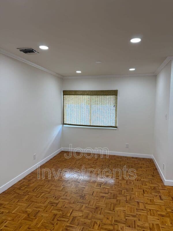 Los Angeles House: 2523 S Bentley Ave