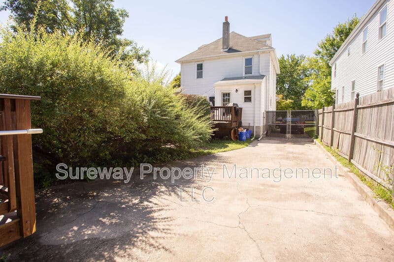 Magnolia House: 417 N Warwick Rd