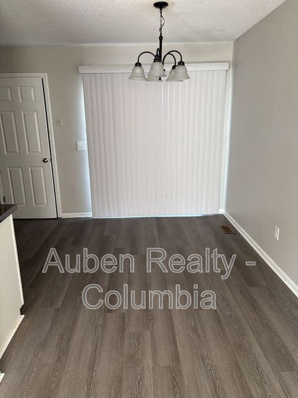 Cayce House: 7 Londonderry Square