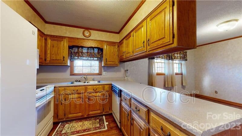 Marion House: 219 Ridge Rd