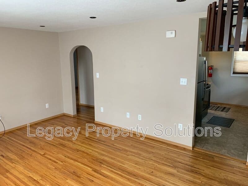 Bismarck House: 1820 E Avenue B