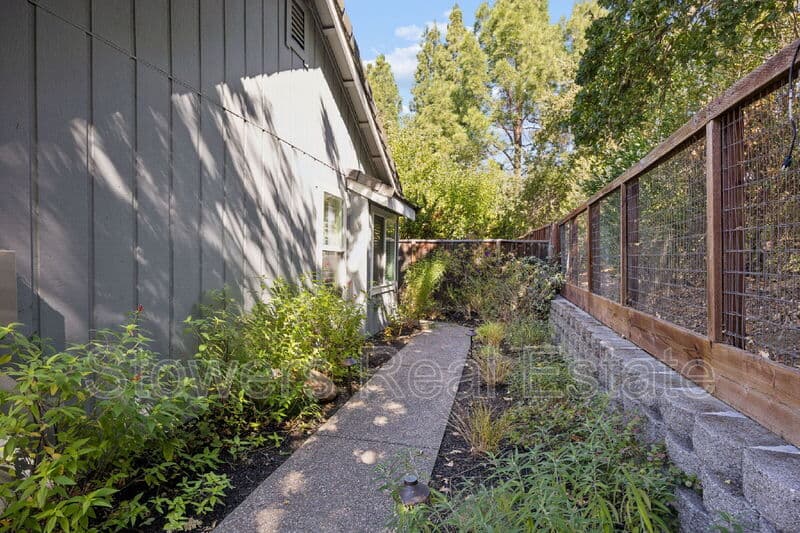 Pleasant Hill House: 26 Driftwood Court