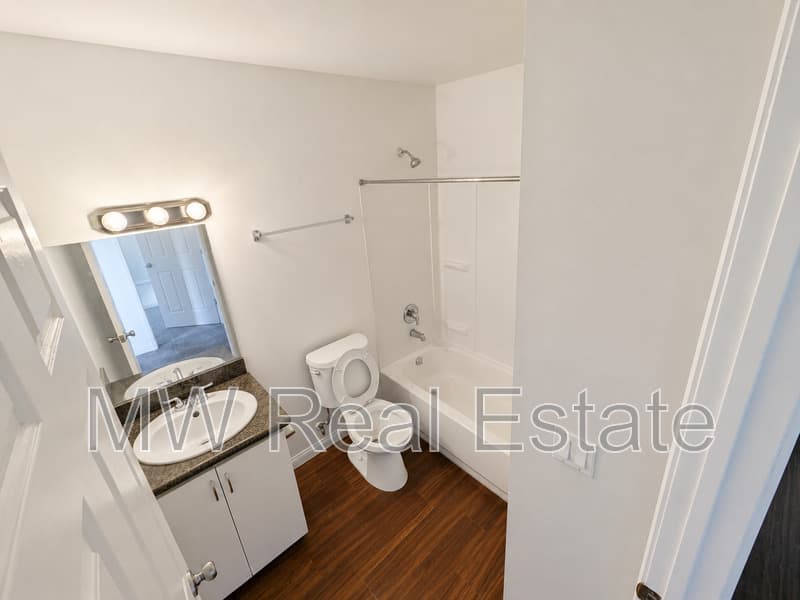 Los Angeles House: 238 E Venon Ave
