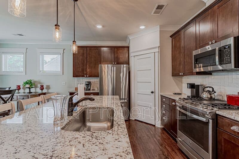 Greenville House: 14 Burl Ct