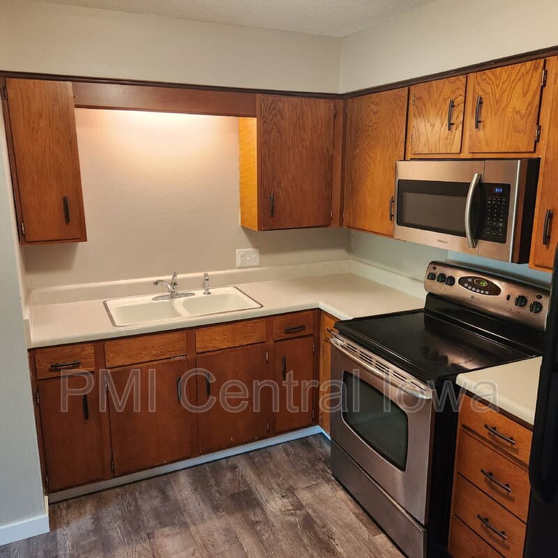 Waukee Condo: 450 Laurel St