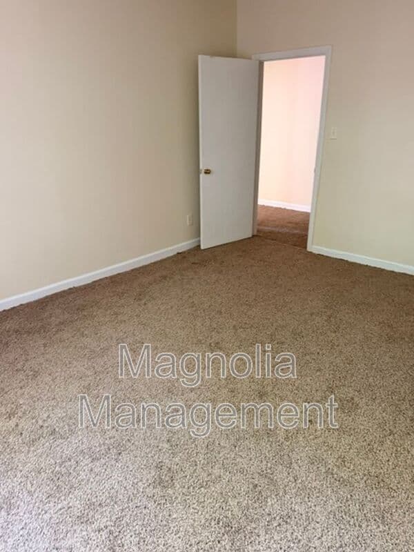 Henderson Condo: 415 E Andrews Ave