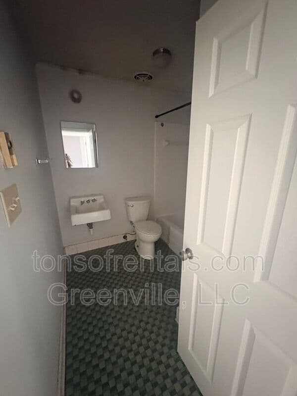 Spartanburg House: 293 Dogwood Club Road